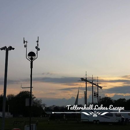 Meridian Tattershall Lakes Escape - Lakeside Lodge Caravan With A Fishing Peg Luxury Hot Tub Екстер'єр фото