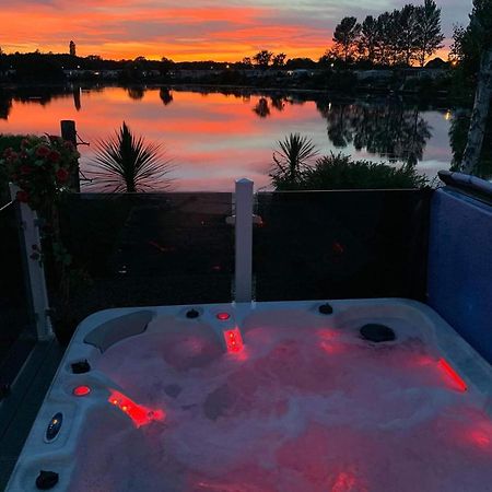 Meridian Tattershall Lakes Escape - Lakeside Lodge Caravan With A Fishing Peg Luxury Hot Tub Екстер'єр фото