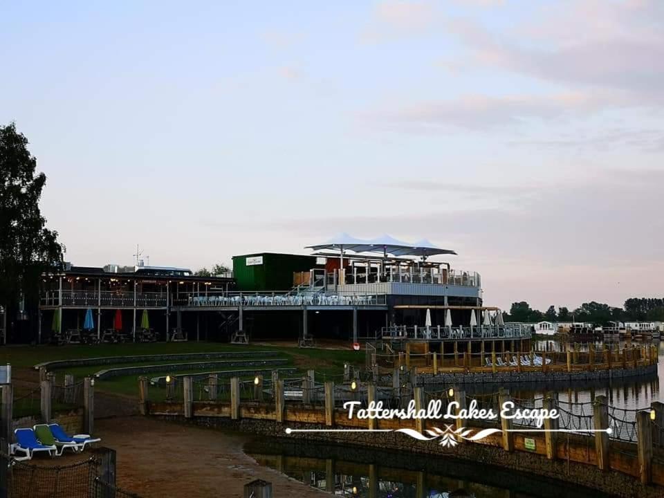 Meridian Tattershall Lakes Escape - Lakeside Lodge Caravan With A Fishing Peg Luxury Hot Tub Екстер'єр фото