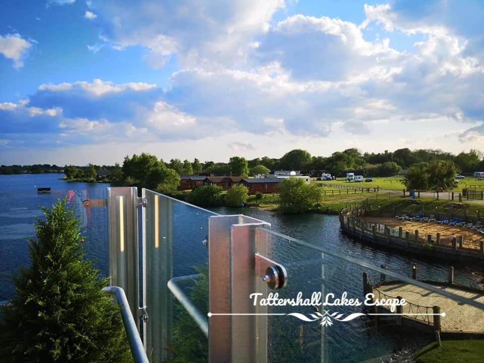 Meridian Tattershall Lakes Escape - Lakeside Lodge Caravan With A Fishing Peg Luxury Hot Tub Екстер'єр фото