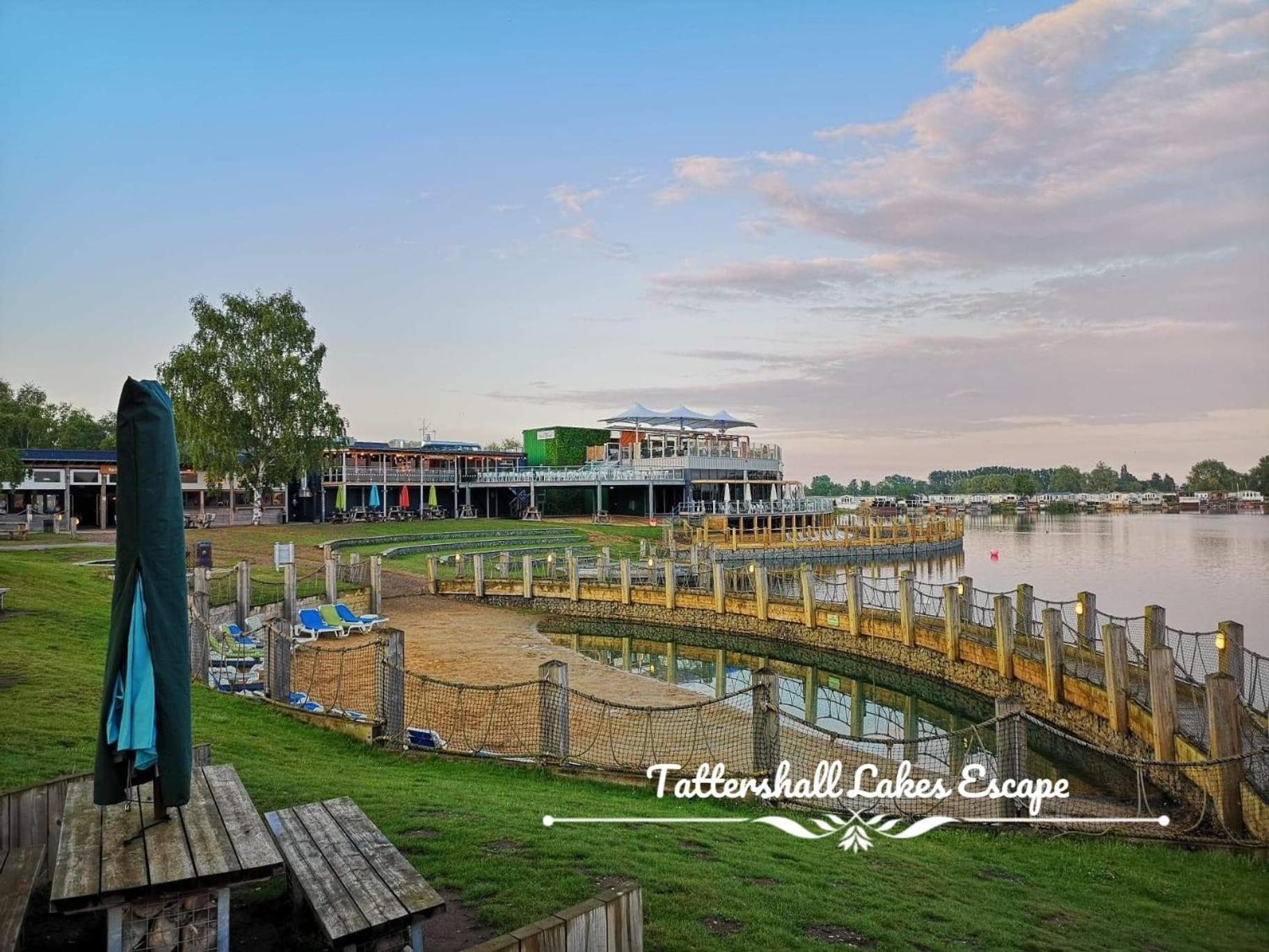 Meridian Tattershall Lakes Escape - Lakeside Lodge Caravan With A Fishing Peg Luxury Hot Tub Екстер'єр фото