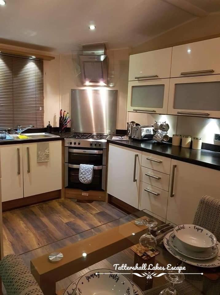 Meridian Tattershall Lakes Escape - Lakeside Lodge Caravan With A Fishing Peg Luxury Hot Tub Екстер'єр фото