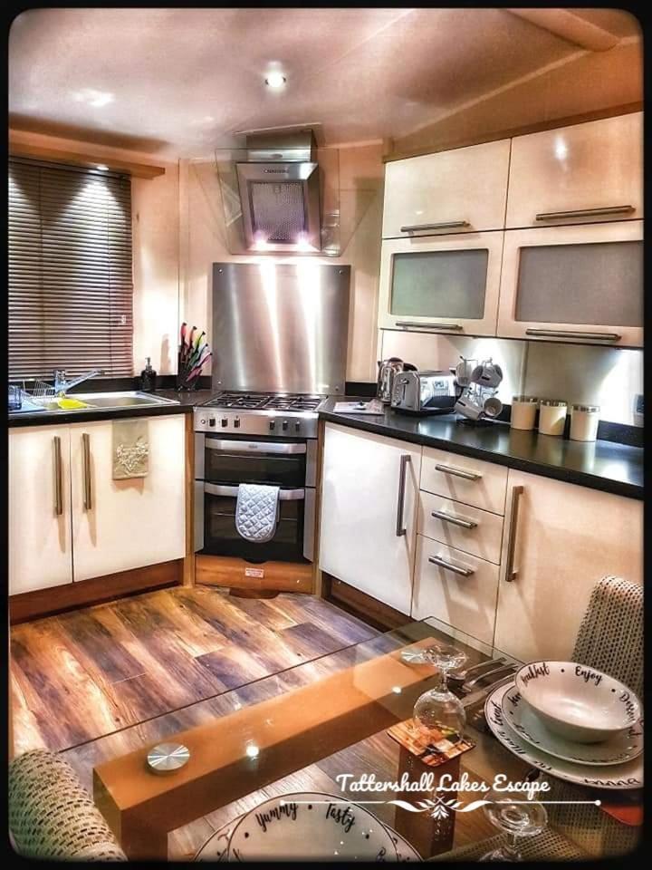 Meridian Tattershall Lakes Escape - Lakeside Lodge Caravan With A Fishing Peg Luxury Hot Tub Екстер'єр фото