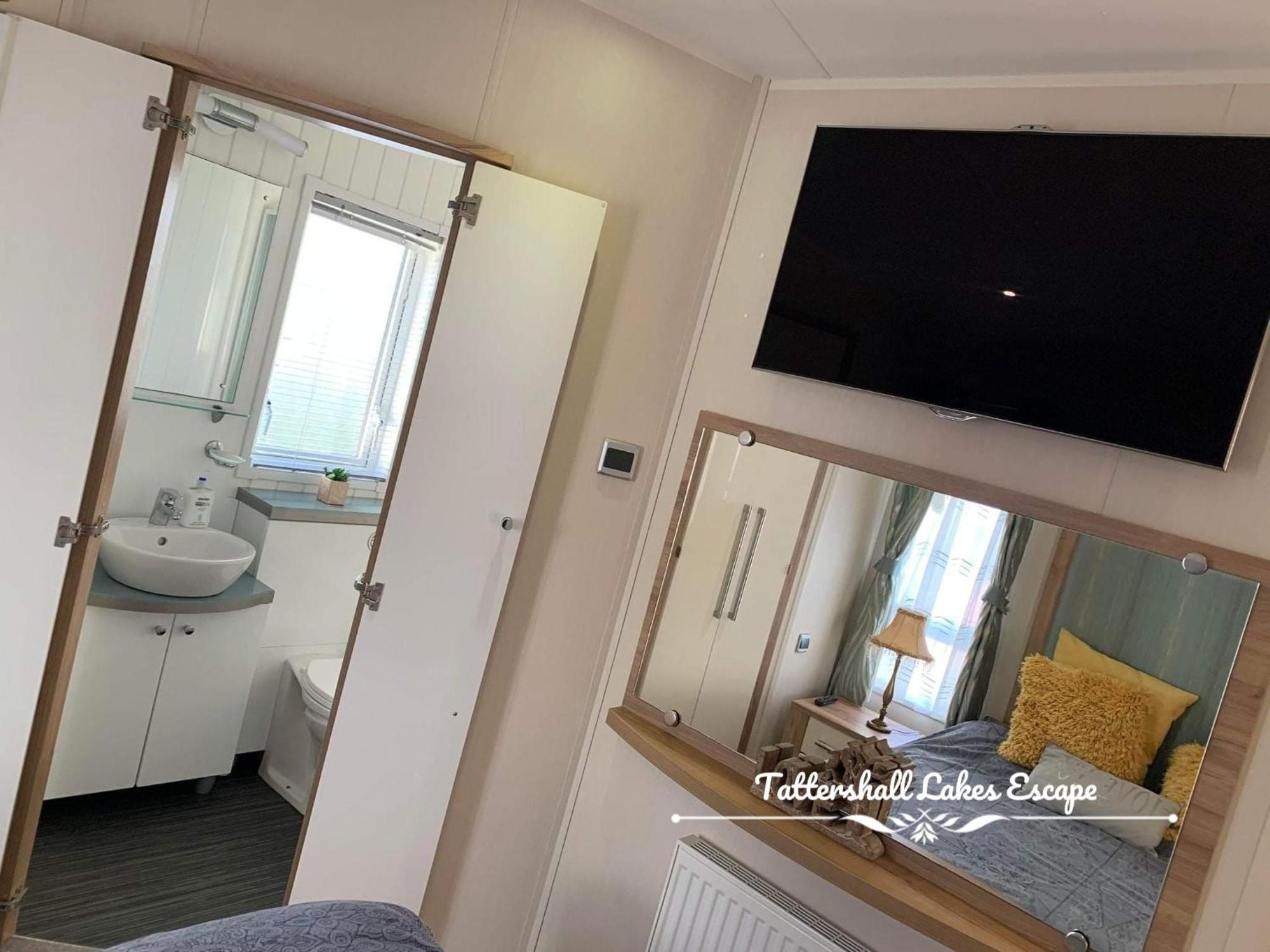 Meridian Tattershall Lakes Escape - Lakeside Lodge Caravan With A Fishing Peg Luxury Hot Tub Екстер'єр фото