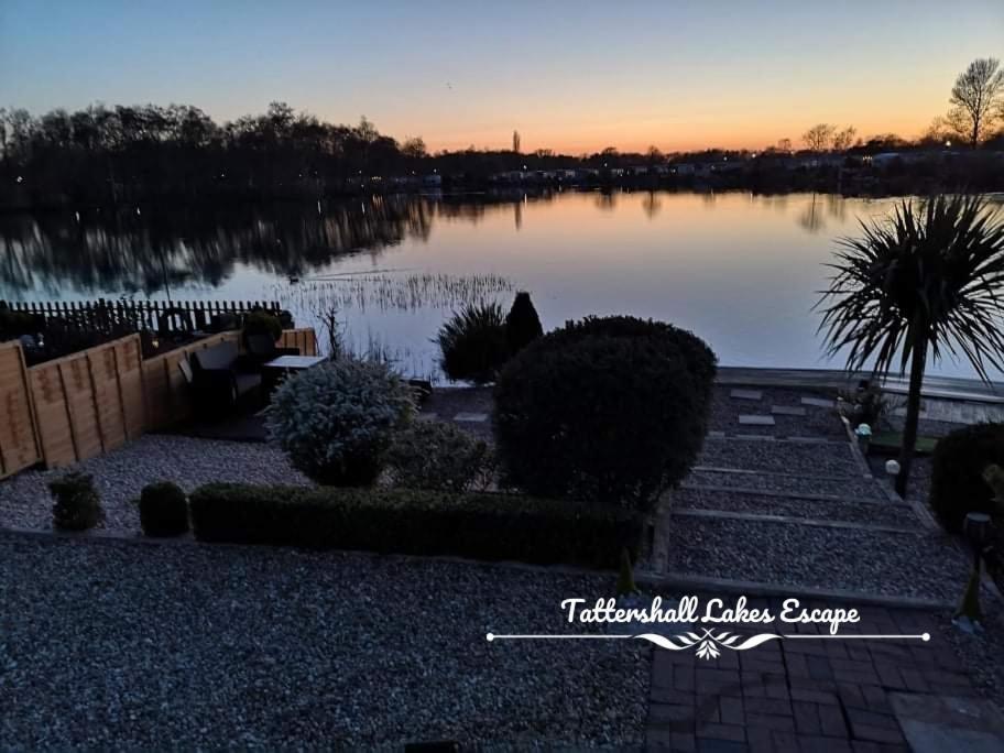 Meridian Tattershall Lakes Escape - Lakeside Lodge Caravan With A Fishing Peg Luxury Hot Tub Екстер'єр фото