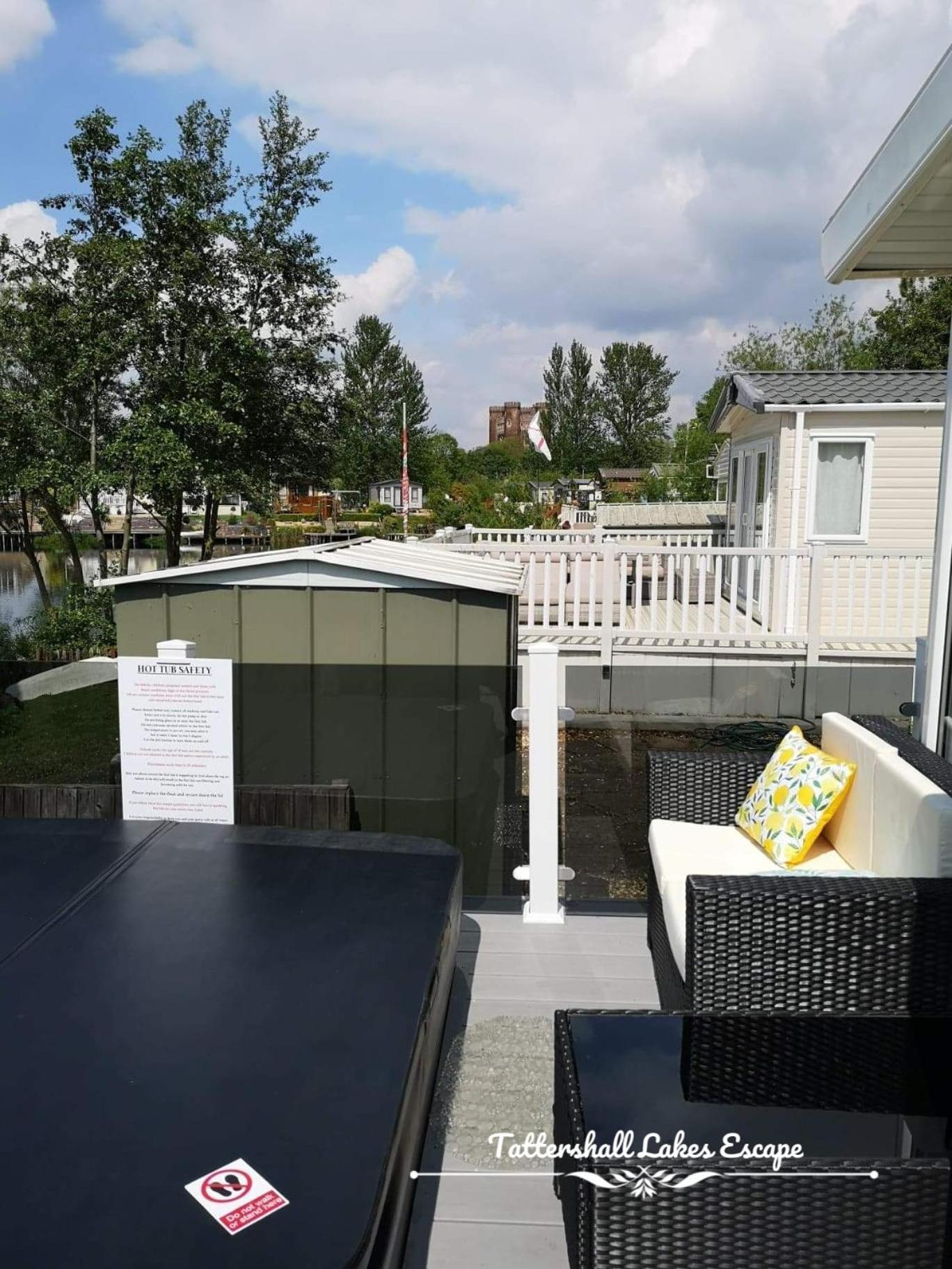 Meridian Tattershall Lakes Escape - Lakeside Lodge Caravan With A Fishing Peg Luxury Hot Tub Екстер'єр фото