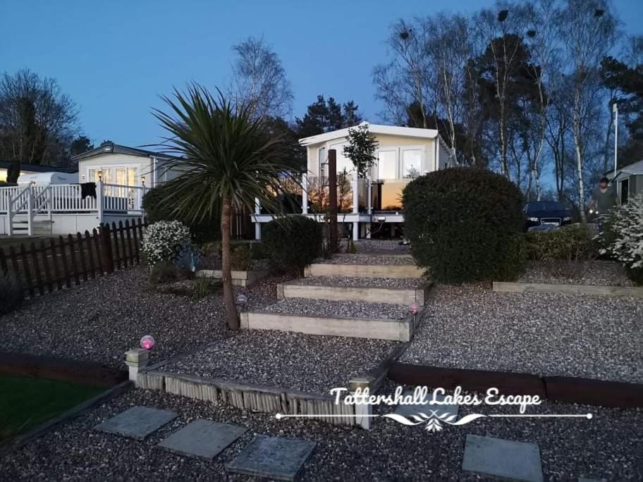 Meridian Tattershall Lakes Escape - Lakeside Lodge Caravan With A Fishing Peg Luxury Hot Tub Екстер'єр фото