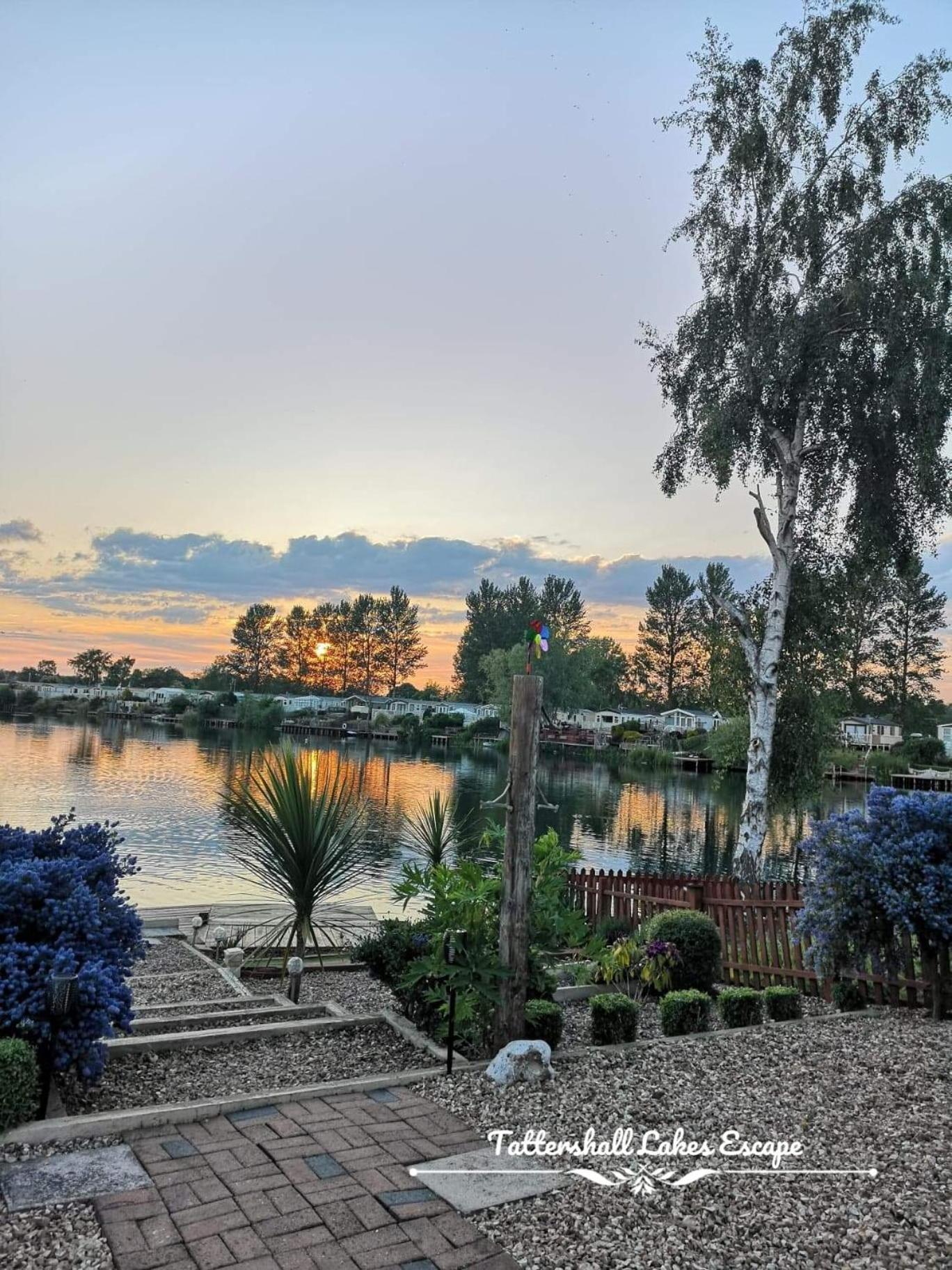 Meridian Tattershall Lakes Escape - Lakeside Lodge Caravan With A Fishing Peg Luxury Hot Tub Екстер'єр фото