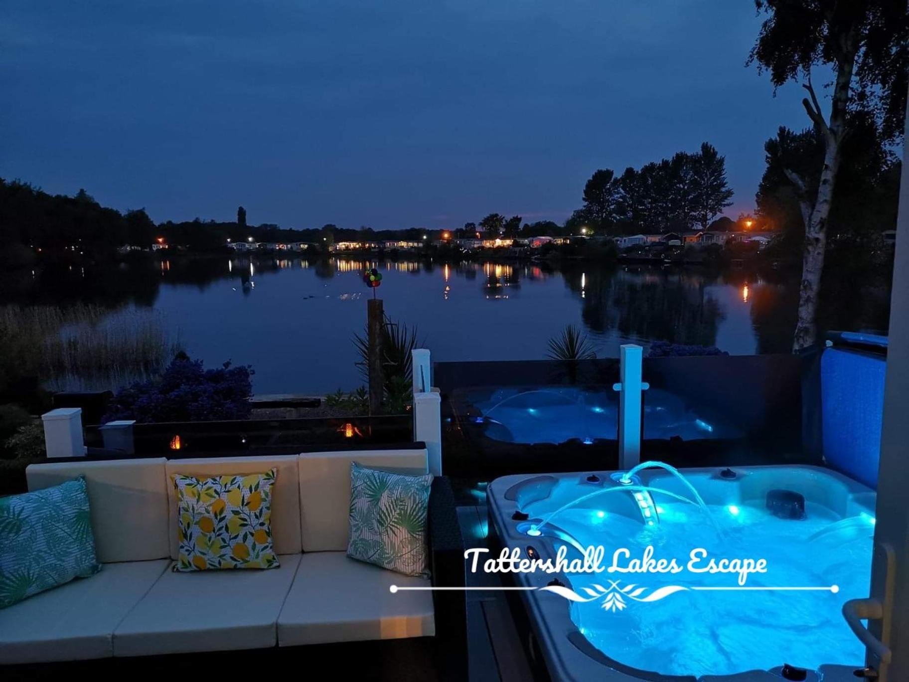 Meridian Tattershall Lakes Escape - Lakeside Lodge Caravan With A Fishing Peg Luxury Hot Tub Екстер'єр фото