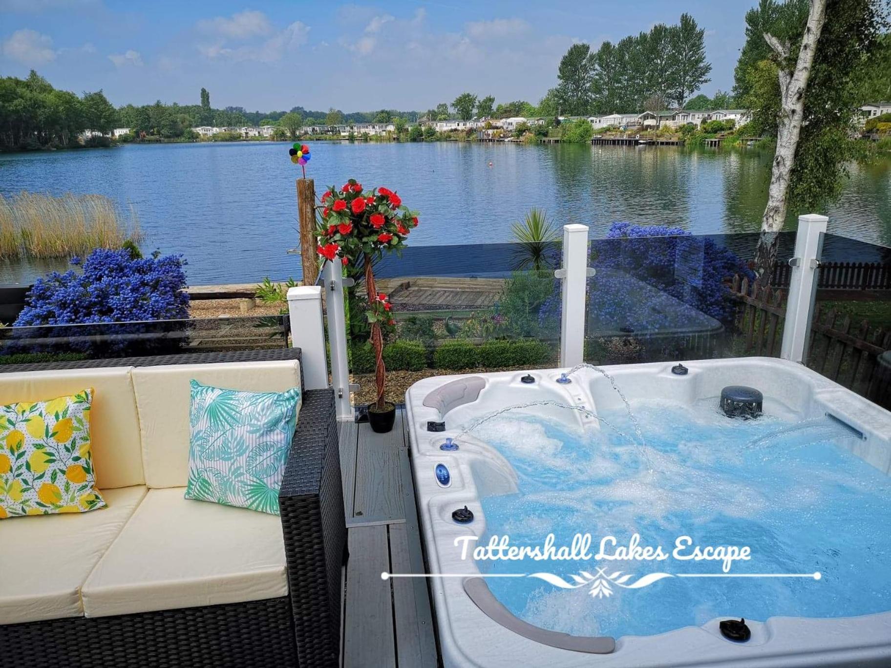Meridian Tattershall Lakes Escape - Lakeside Lodge Caravan With A Fishing Peg Luxury Hot Tub Екстер'єр фото